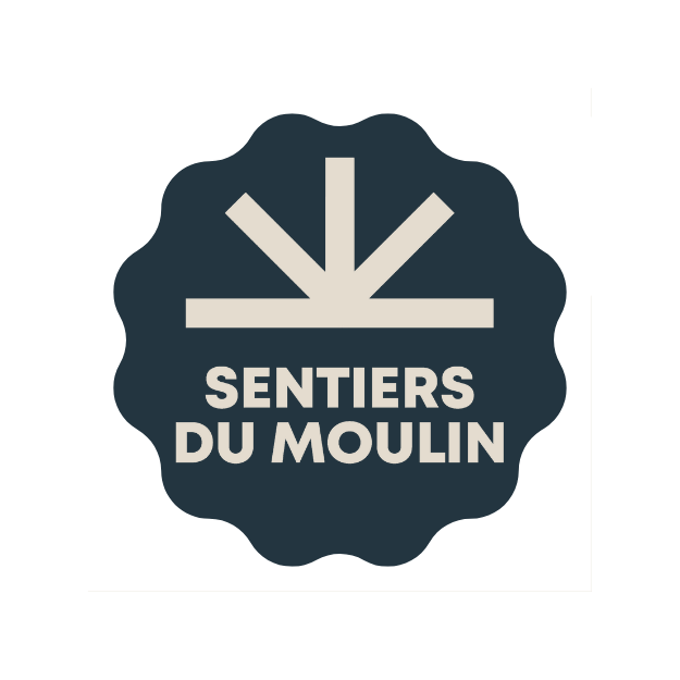 Logo beige sur bleu représentant la marque des Sentiers du Moulin dans la région de Québec